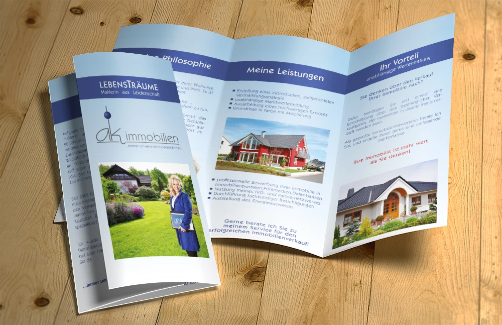 Sechsseitiger Wickelfalzflyer von AK Immobilien mit Hausmotiven