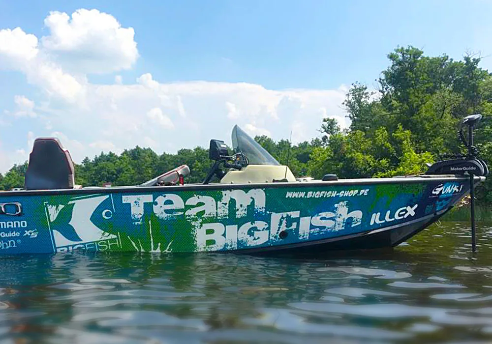 Bootsbeschriftung für das Team BIGFISH – Fahrzeugbeschriftung aus Erkner