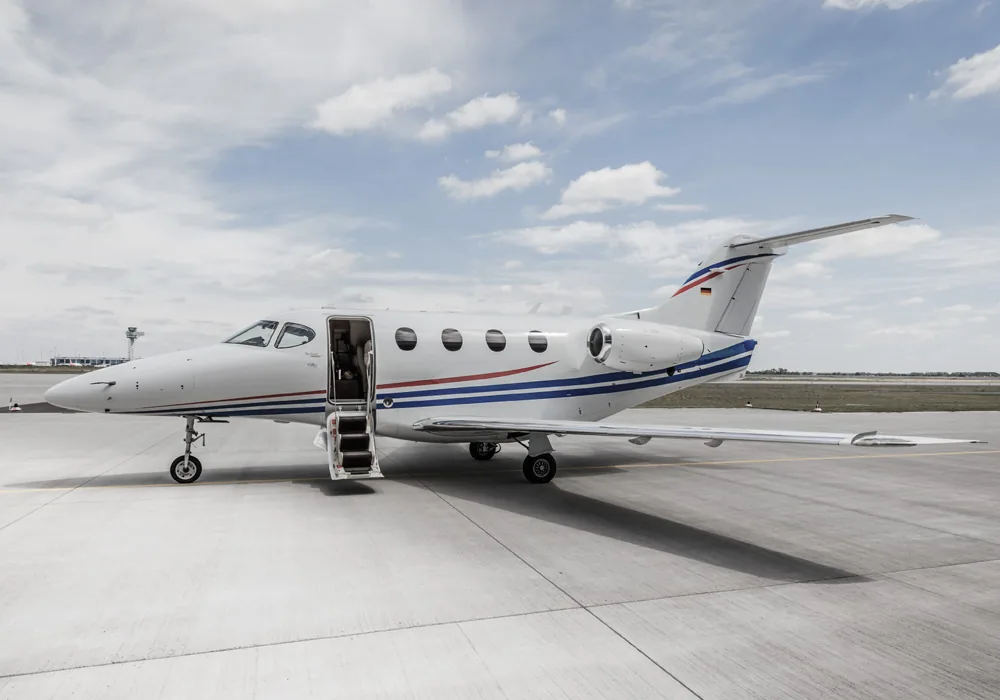 Corporate Design Schönefeld für PEAK AIR – Hawker Beechcraft Premier 1A auf dem Rollfeld