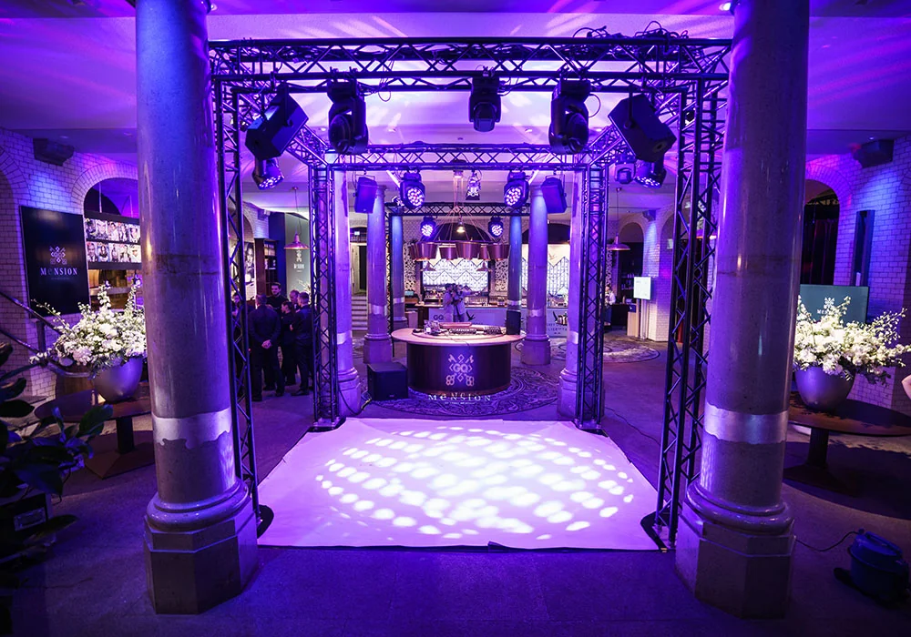 Tanzfläche mit Lichtprojektion im Gewölbe bei 20 Jahre GQ in Berlin