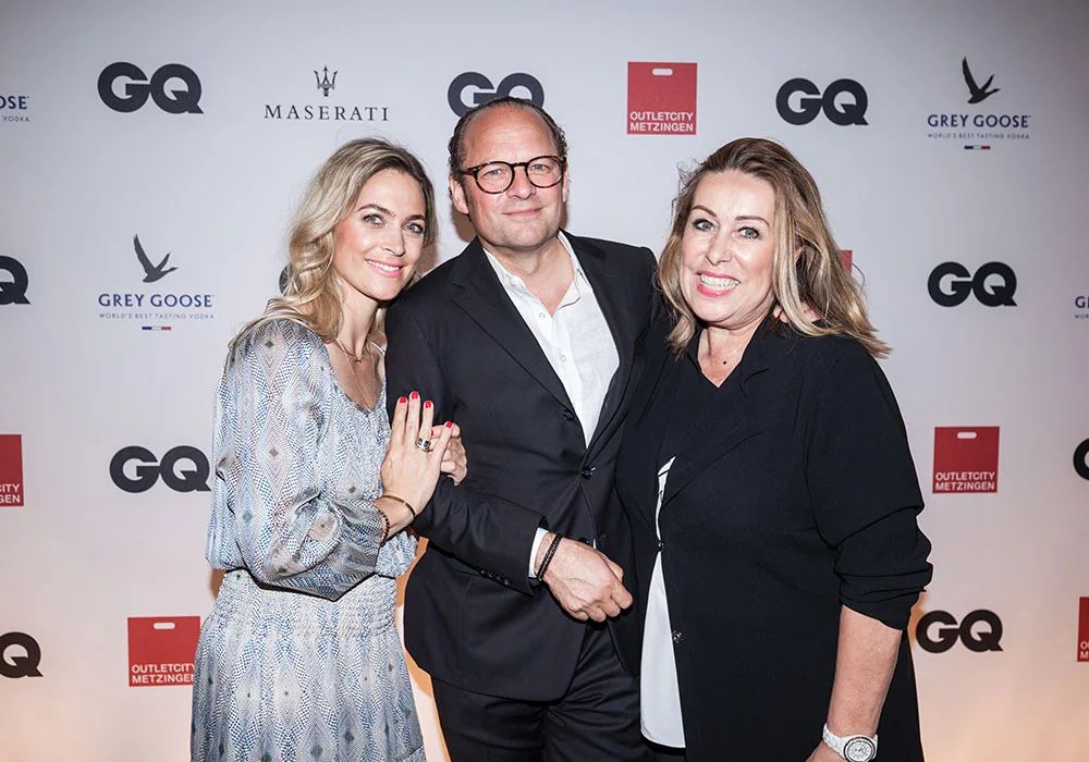 Gäste vor der GQ Pressewand mit Sponsorenlogos in Berlin