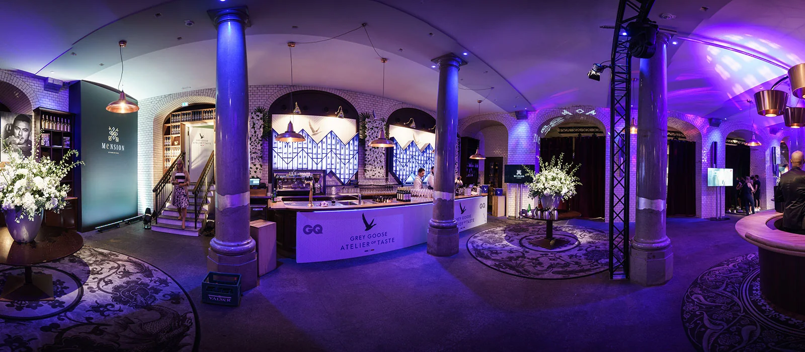 Violett beleuchtetes Gewölbe beim Eventbranding zur GQ Jubiläumsparty in Berlin
