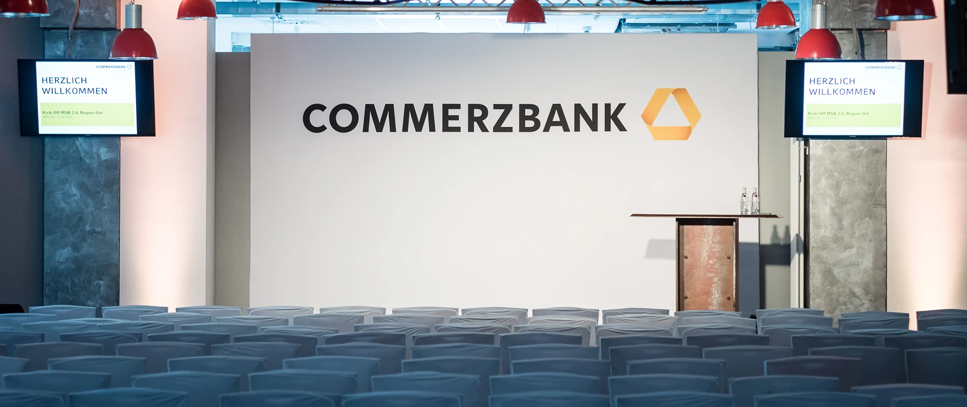 Gebrandete Bühne mit Commerzbank-Logo beim Kick-off in Berlin