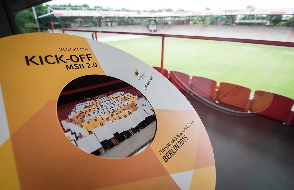 Rundes Print-Sonderformat zum Commerzbank Kick-off MSB 2.0 vor der Tribüne im Stadion An der Alten Försterei