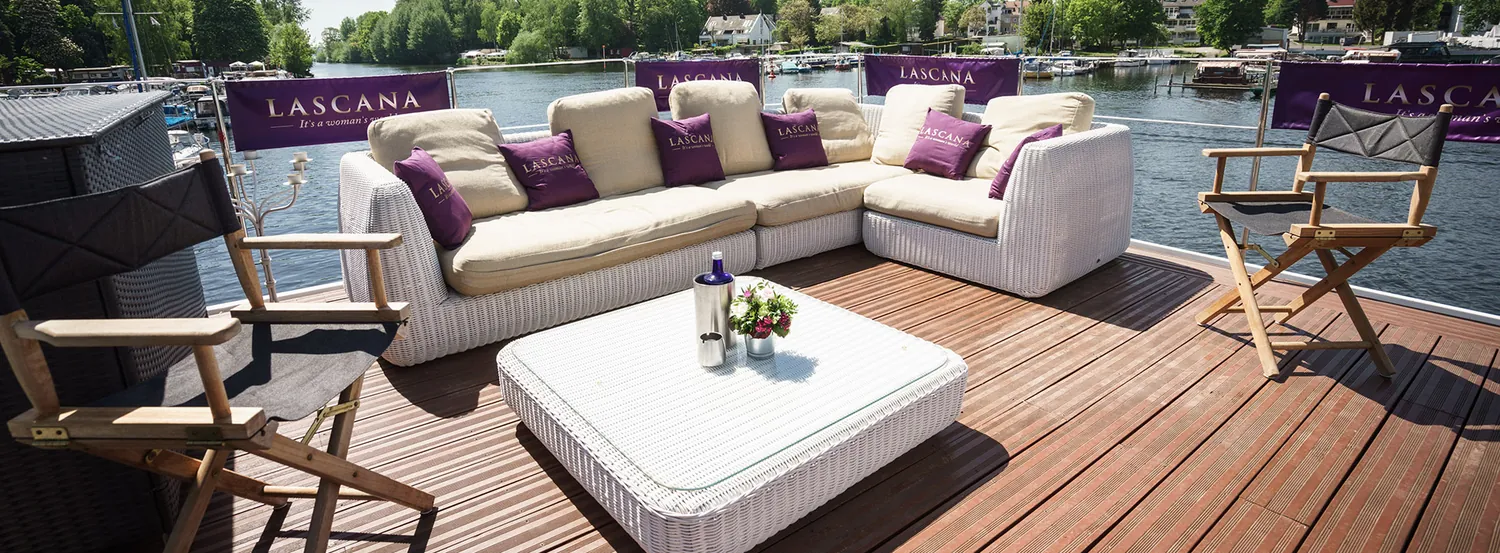 Mit LASCANA-Fahnen und Kissen gebrandetes Bootsdeck am Wasser – Set Branding von brandhands