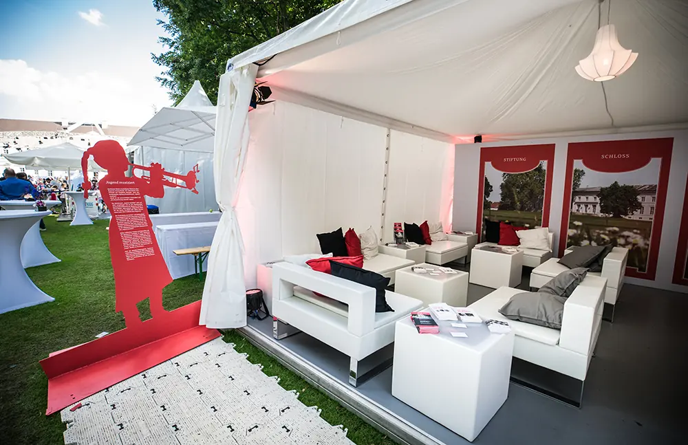 Lounge im Zelt – Standbau für Sparkasse MBS in Berlin