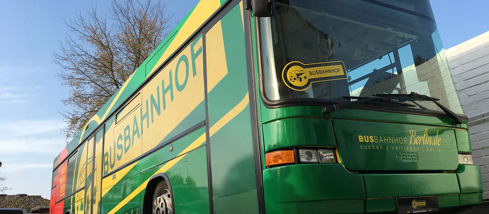 Buswerbung für den Busbahnhof Berlin – Vollverklebung in Grün und Gelb