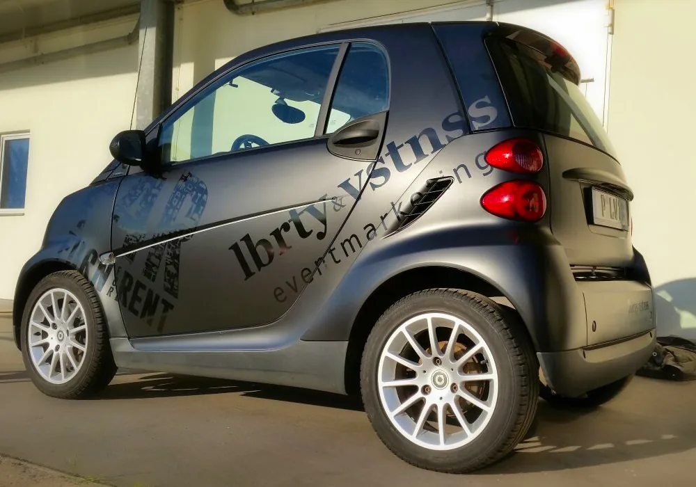 Beklebter Smart im Car Design von brandhands