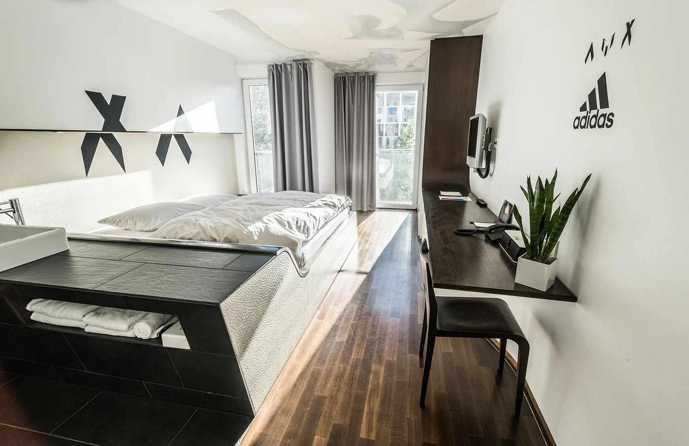 Hotelzimmer im Q Hotel Berlin mit adidas-Wandgestaltung zum Influencer-Event