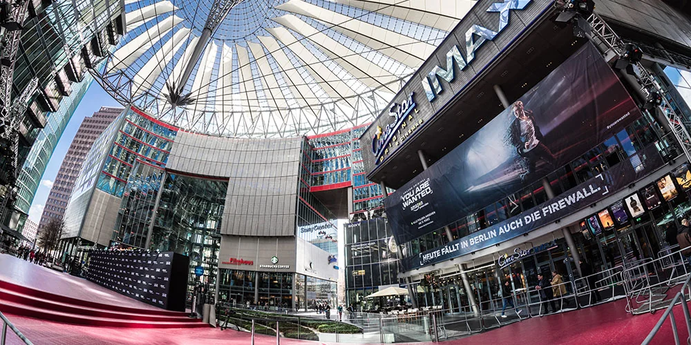 Kuppel des Sony Centers Berlin mit Großbildwand zur Amazon-Kinopremiere You Are Wanted