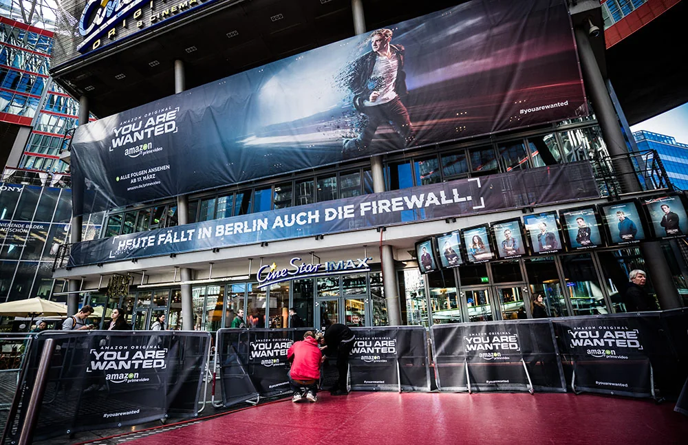 Sony Center Berlin mit großflächigem YOU ARE WANTED Branding zur Amazon-Kinopremiere