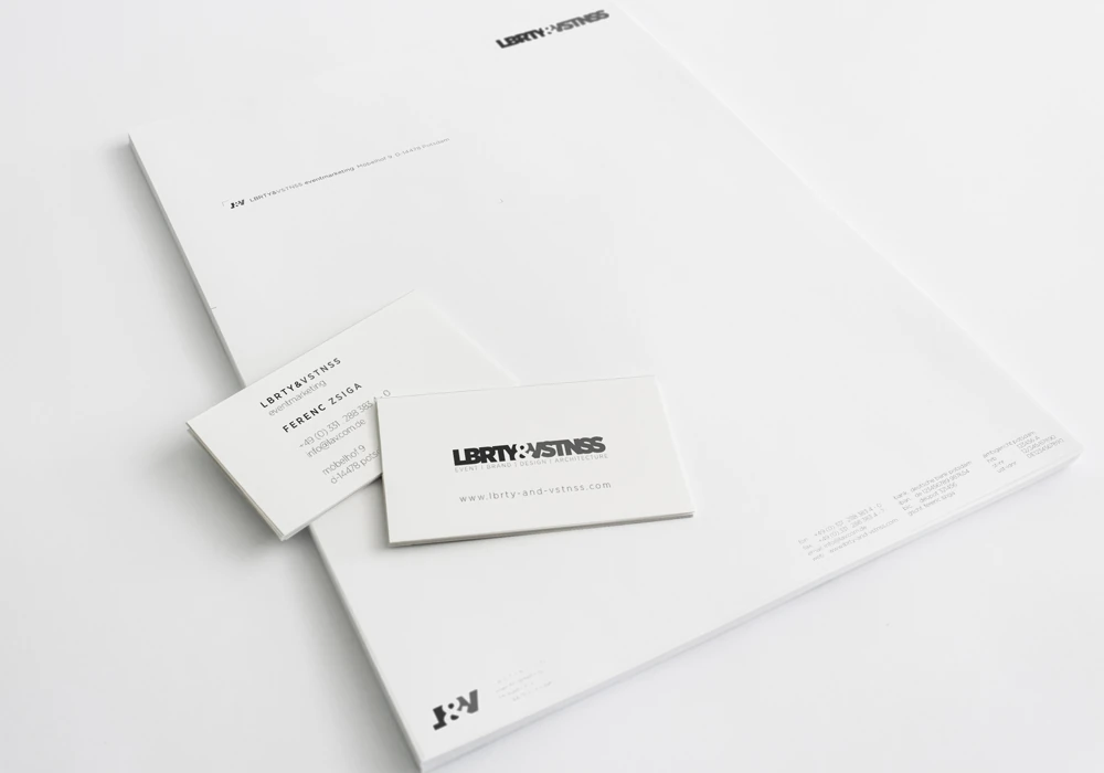 Geschäftsausstattung von LBRTY&VSTNSS mit Briefbogen und Visitenkarten
