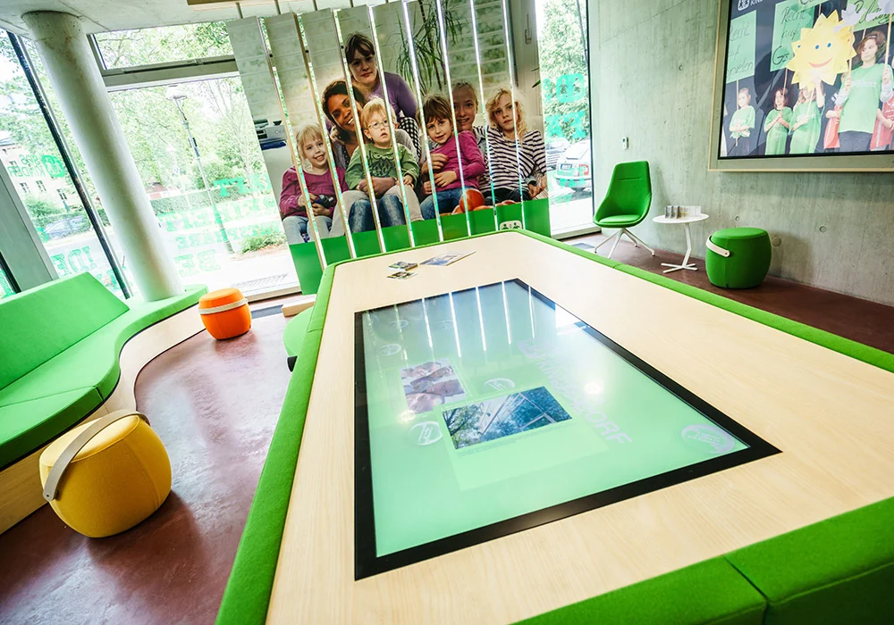 Interaktiver Medientisch im Innenraum der Botschaft für Kinder von SOS-Kinderdorf in Berlin