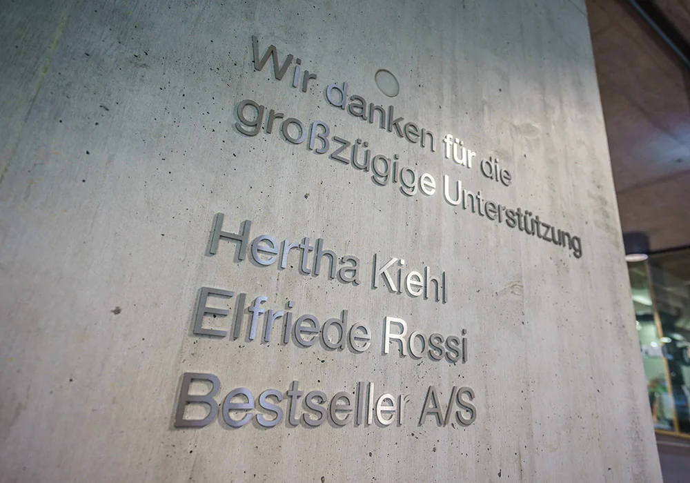Dauerhafte Danktafel für Unterstützer in der Botschaft für Kinder Berlin