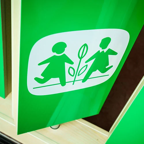 Signet von SOS-Kinderdorf auf einem grünen Einbaumöbel in Berlin