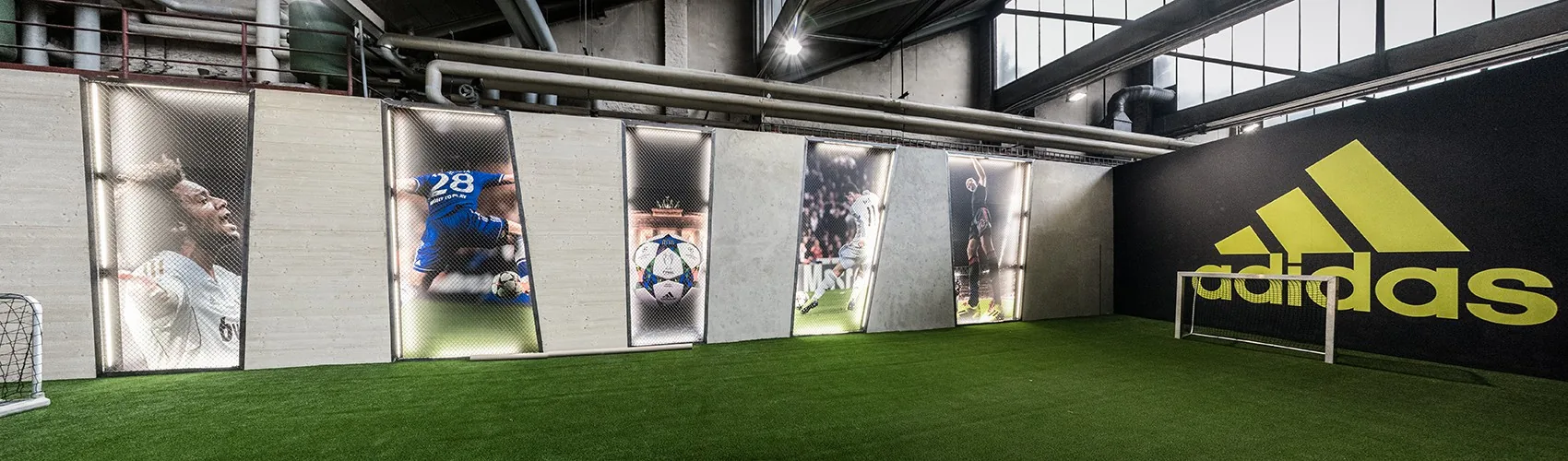 Adidas Soccerhall in The Base Berlin – Location Branding mit Kunstrasen, hinterleuchteten Spielermotiven und adidas-Logo