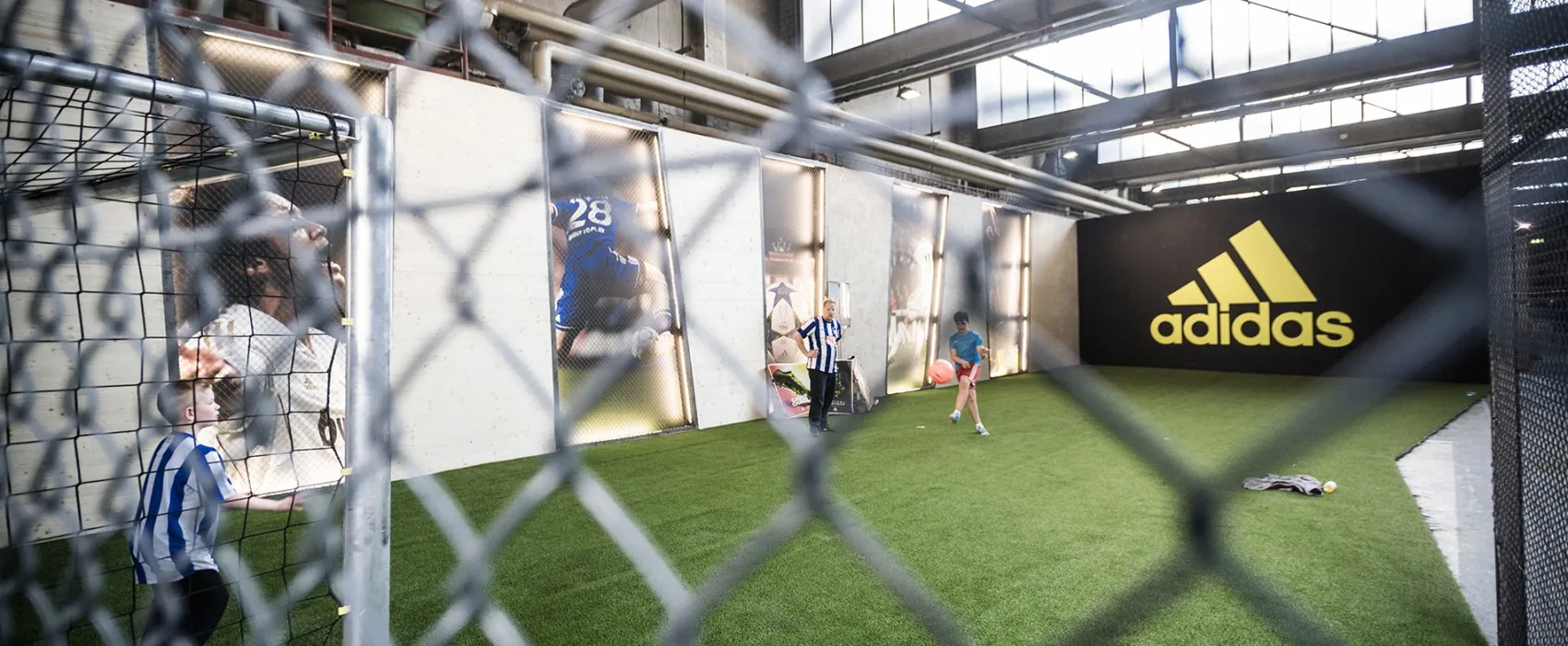 Fußballstars in Großformat – Digitaldruck auf Dibond für Adidas in Berlin