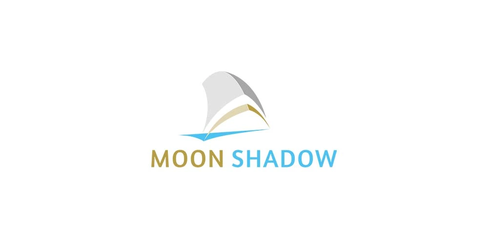 Logo Moon Shadow – geschwungenes Dach über einer Welle in Gold und Türkis