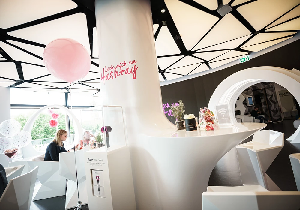 Pinke Ballonsäule als Fotomotiv beim Influencer-Brunch in Berlin