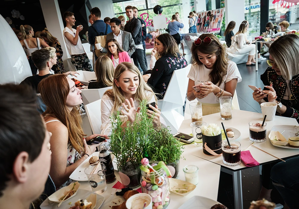 Influencer beim Brunch an gedeckten Tischen in der World of Cyberobics Berlin