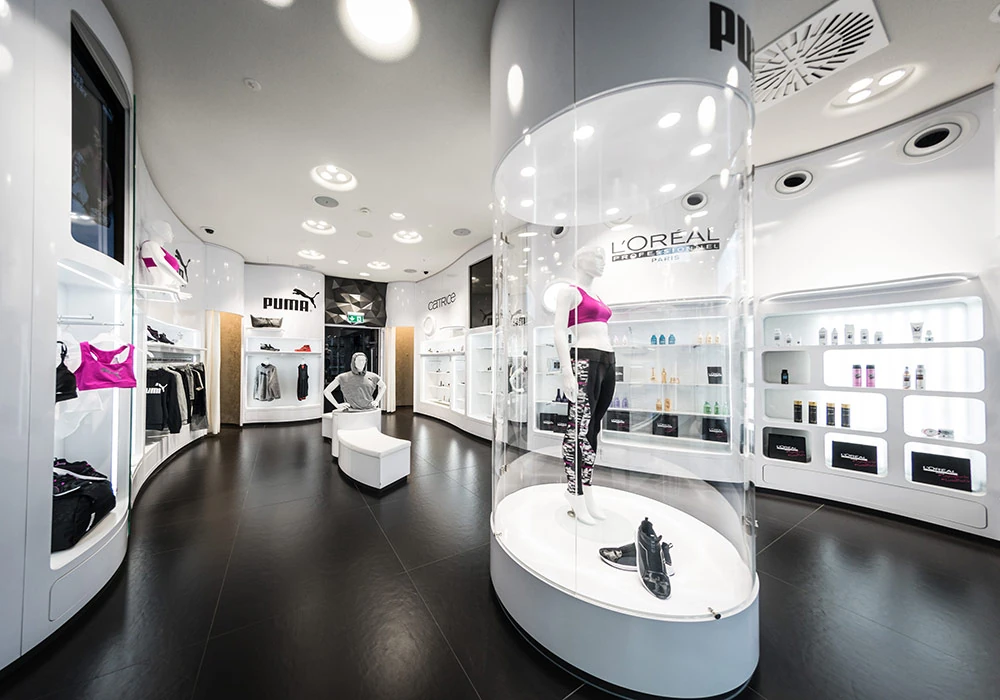 Innenraum des World of Cyberobics mit L’Oréal-Präsentation beim Fashion-Week-Event