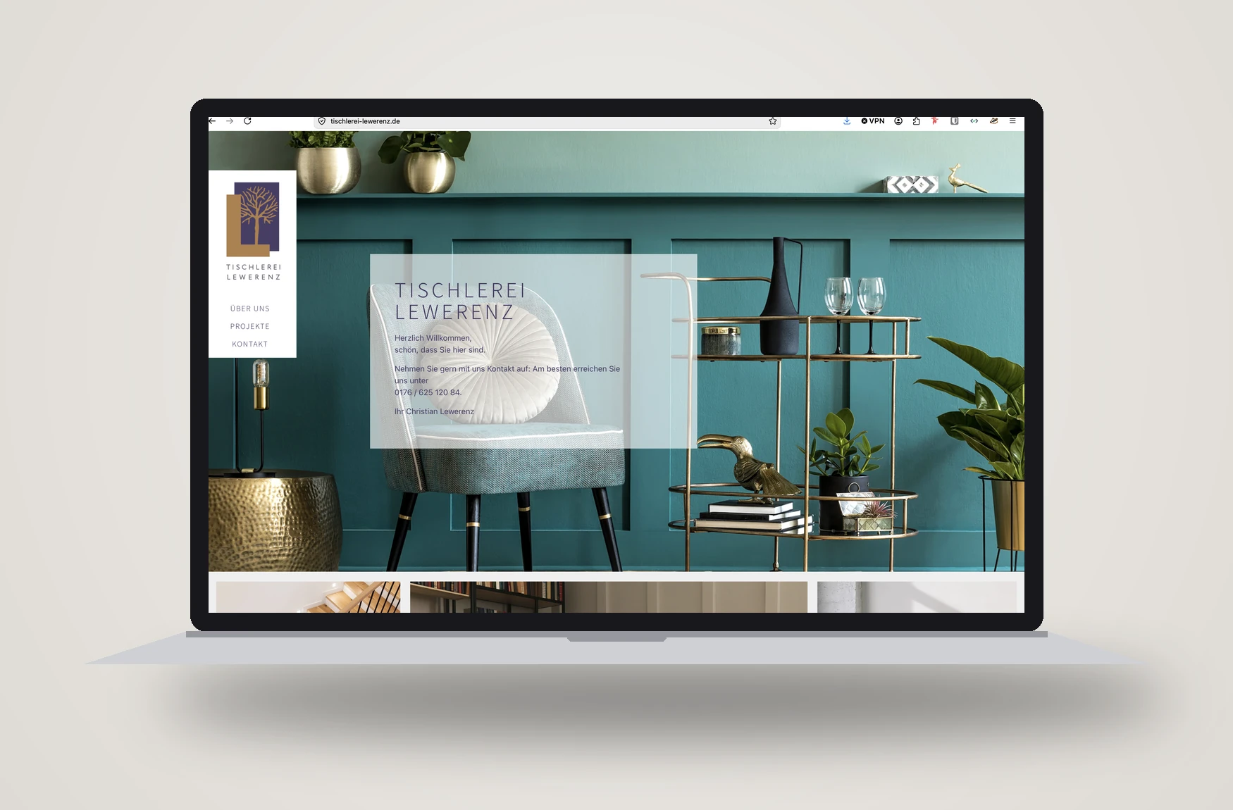Website der Tischlerei Lewerenz im Laptop – elegante Startseite mit Projektwelt