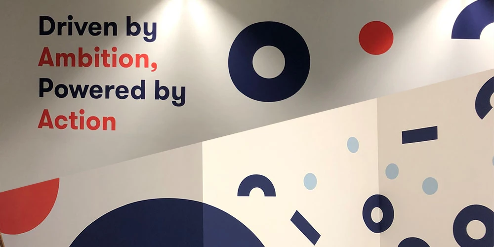 Wandgestaltung im Treppenhaus von go·euro in Berlin