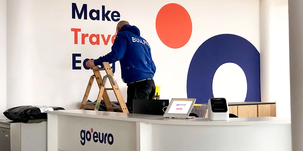 Montage der Wandgestaltung am Empfang von go•euro in Berlin