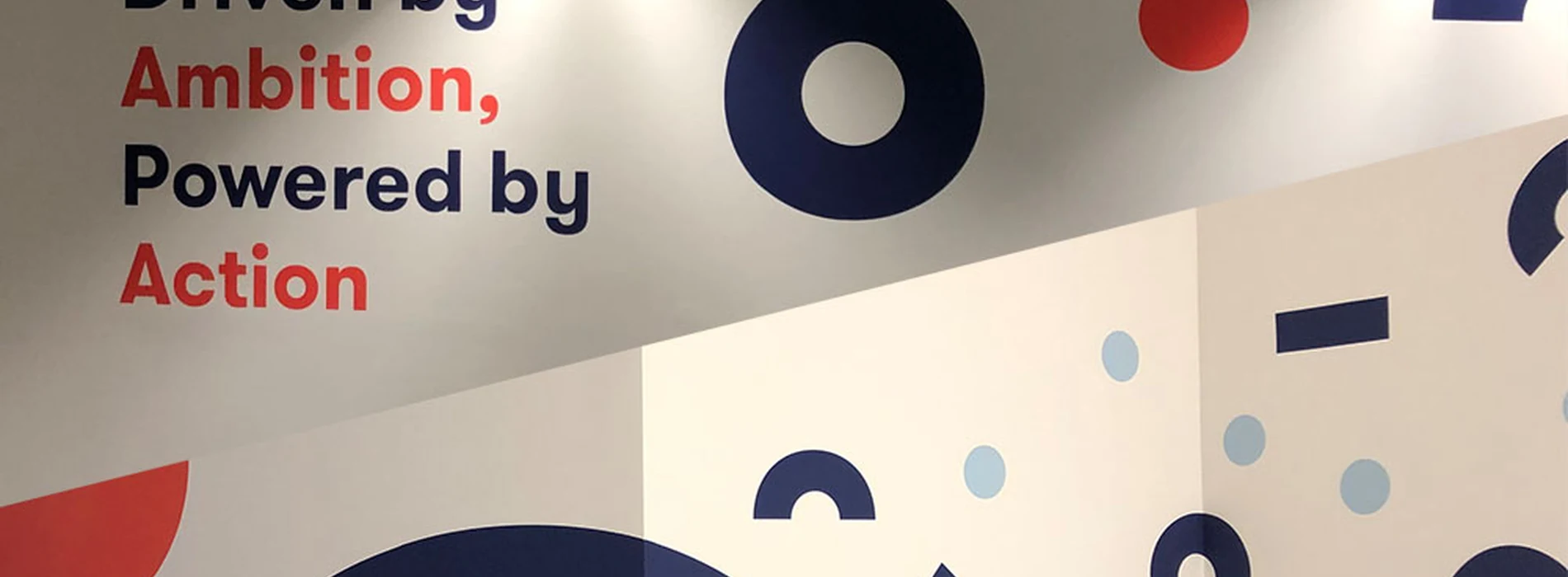 Wandgestaltung im Treppenhaus von go·euro in Berlin