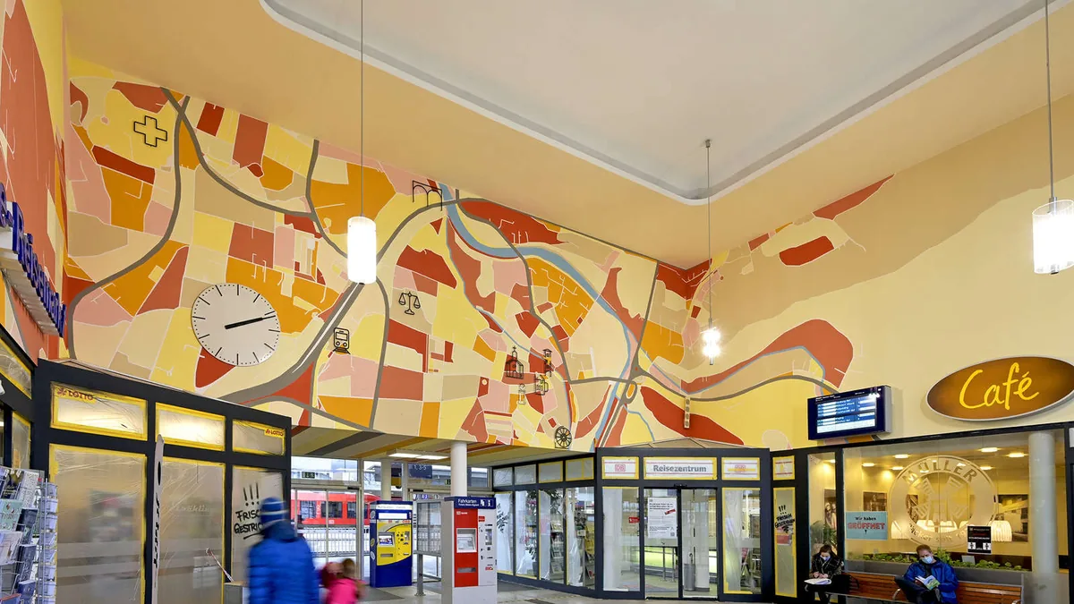 Wandgestaltung von brandhands – großflächige Wandgestaltung im Bahnhof Traunstein