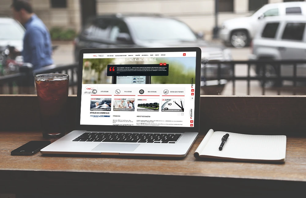 Website von CARTEC auf einem Laptop im Außenbereich