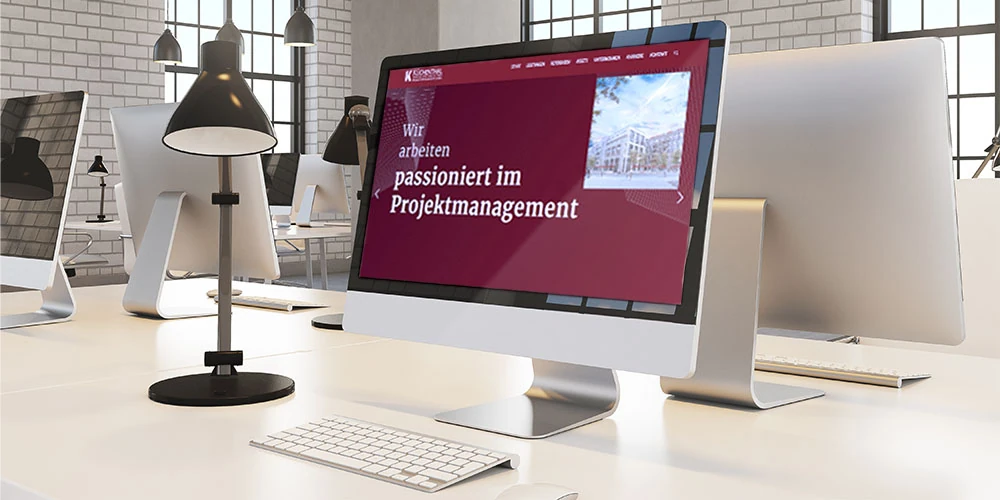 Website von Küchenthal auf einem Monitor im Büro mit dem Claim passioniert im Projektmanagement