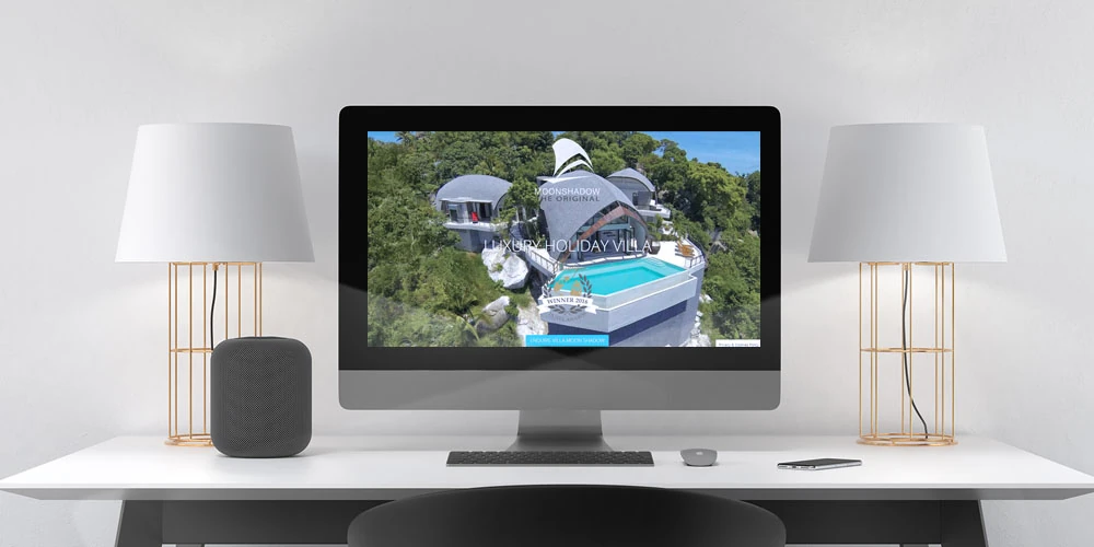 Website der Villa Moon Shadow auf Koh Samui auf einem Monitor