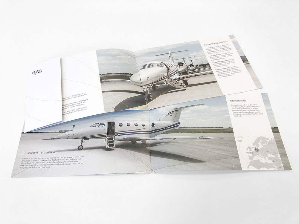 Broschüre mit Flugzeug-Motiv aufgeklappt Peak Air Corporate Design