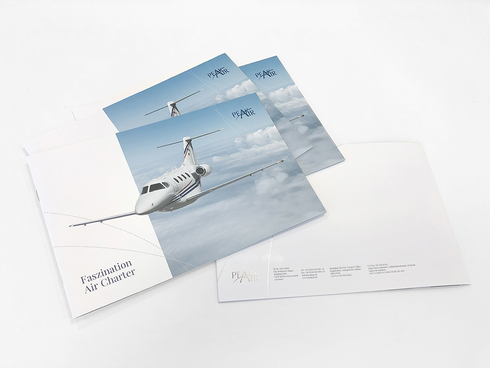 Broschüre mit Flugzeug-Motiv Peak Air Corporate Design
